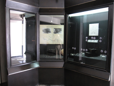 Looking into the display cases containing the treasure of Meydancik Kalesi. Photo: KW. - Sorry for the poor quality, but the light was more than difficult!