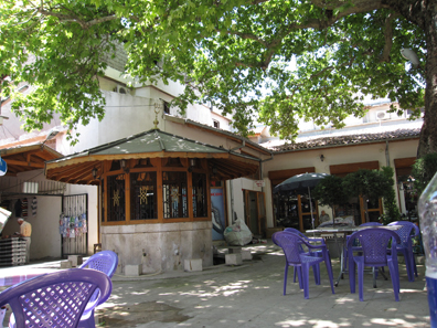 Shade and calmness in the bazaar. Photo: KW.