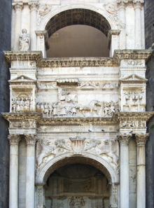 The triumphal arch of Castelnuovo. Photo: UK.