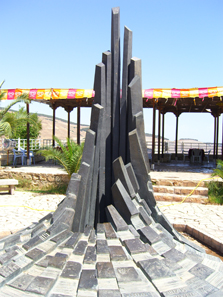 Monument for the builders of the dam. Photograph: UK.