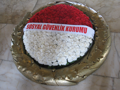 Laurel crown in front of the sarcophagus of Atatürk. Photograph: KW.