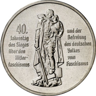 8942: GDR. 10 mark 1985 A. 40th anniversary: Liberation from Fascism. Material sample in silver-copper. J. 1603P. Only 10 specimens were minted, brilliant uncirculated. Estimate: 1,000 euros, hammer price: 17,000 euros.