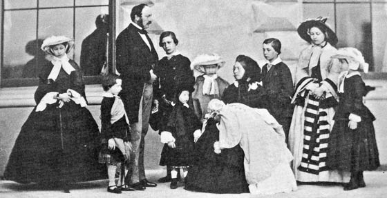 Prince Albert, Queen Victoria and their nine children. From left to right: Alice, Arthur (later Duke of Connaught), The Prince Consort (Albert), The Prince of Wales (later Edward VII), Leopold (later Duke of Albany, in front of the Prince of Wales), Louise, Queen Victoria with Beatrice, Alfred (later Duke of Edinburgh), The Princess Royal (Victoria) and Helena, 26.5.1857. Photo: Caldesi und Montecchi / Wikipedia.