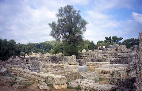 The ruins of the temple dedicated to Zeus by the Eleans. Foto: Imehling / Wikipedia.