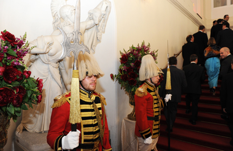 A guards regiment acts as honorary guard.
