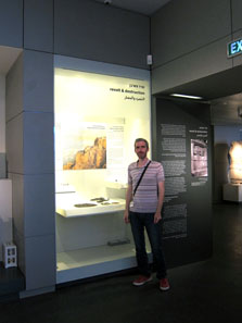 Yaniv Schauer shows us a case the Israel Museum is particularly proud of: findings from Masada. Photo: UK.