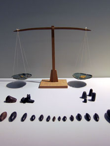 Balance from the 14th or 13th century with much older scale weights. Photo: UK.