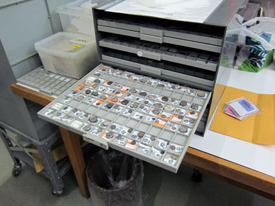 The tray with the coins from the city of Gaza. Photo: UK.