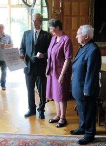 Ursula Kampmann receiving the Otto-Paul-Wenger Award, on the left Marcel Häberling, on the right laudator Albert M. Beck.