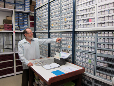 Donald T. Ariel in the safe with excavated coins. Photo: UK.