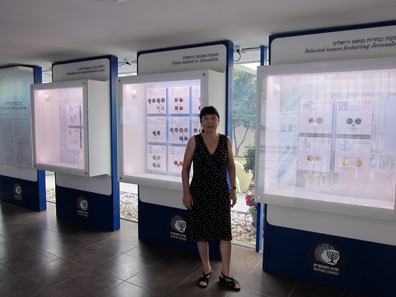 Rachel Barkay is guiding us through the Bank of Israel Museum. Photo: UK.