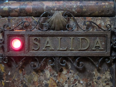 Lights to Control the Hordes of Visitors. Photo: KW.