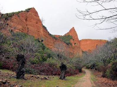 First look at the red rock spired ruins of Las Médulas. Photo: KW.