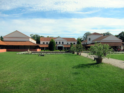 Total view of the villa. Photo: KW.