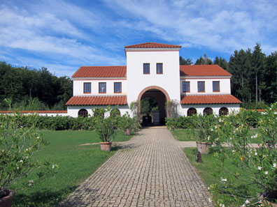 The entrance to the villa urbana seen from the main building. Photo: KW.