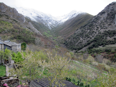 A parking lot in the middle of the mountains: Santiago de Penalba. Photo: KW.