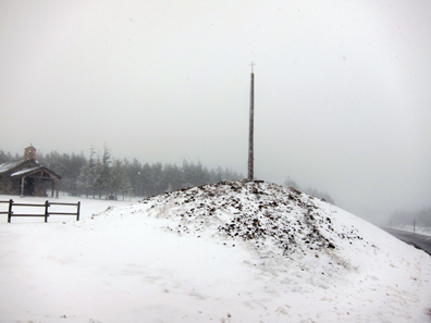The iron cross at the top of the pass. Photo: KW.