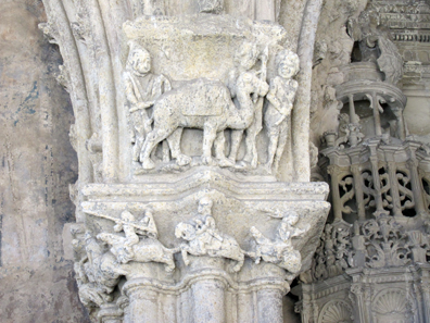 Column capital depicting a camel. Photo: KW.