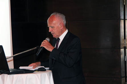 DDr Helmut Rizzolli is not only THE expert on Tyrolean Middle Ages but at the same time a particularly humorous and charming lecturer. Photo: Münze Hall.