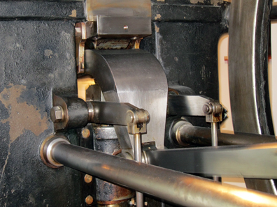 Detail of the knuckle joint press. Attachment of the joint employed for lifting and lowering of the press. Photo: KW.