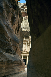 Petra: Exit of Siq looking at the tomb façade 'Khazne Firaun'. Photo: Andreas Voegelin, Antikenmuseum Basel.