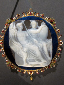 Cameo depicting Emperor Caligula with two horns of plenty and the Goddess Roma. Two-layered Sardonyx; 17th century mounting. Kunsthistorisches Museum Vienna, Inv.-No. IXa59. Photo: KW.