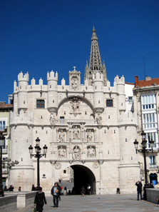 The Arco de Santa Maria with the statues of the Spanish kings. Photo: KW.