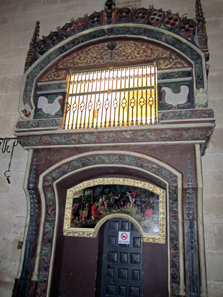 A chicken cage in the cathedral - with live chickens!!! Photo: KW.