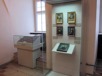 Coins and miniatures are exhibited closely side by side in order to permit a comparison. Photo: KW.