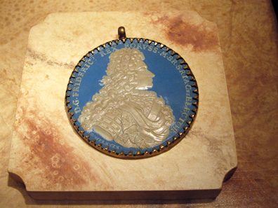 An enamelled medal on Frederick I of Prussia from Wermuth's hands. Photo: KW.
