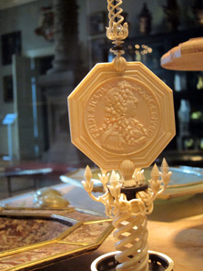 Object made of ivory with miniature medallions. Photo: KW.