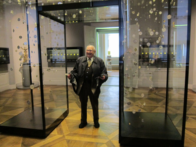 Christof Boehringer as the hero of the German fairy tale The Star Money under an arch of coins. Photo: KW.