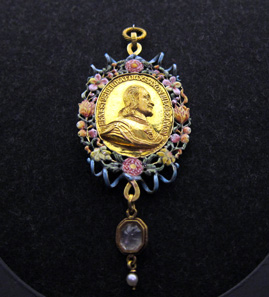 Gnadenpfennig with enamelled framing showing a portrait of Ernst I The Pious, by Wendel Elias Freund, c.1653. Photo: KW.