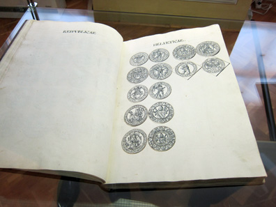 Frederick II ordered the drawings in these gorgeous volumes to be executed manually(!). Photo: KW.