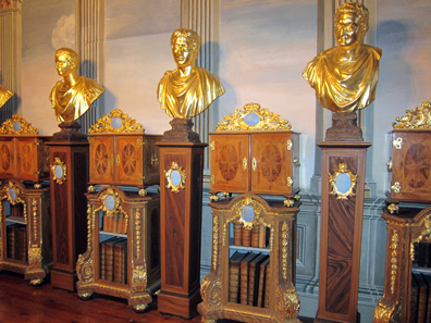 No, it's not possible to attribute the emperor busts to single rulers. Some portraits exist in various forms, others, however, show simply no similarity to any of the twelve Caesars. Photo: KW.