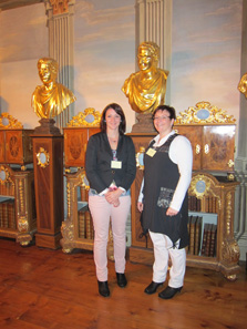 Saskia and Christina Höhn in the Gotha coin cabinet. Photo: KW.
