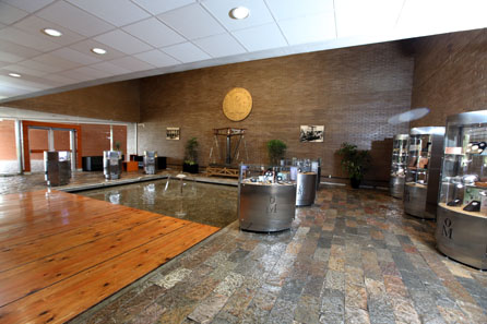 Today the visitor is received in a modern lobby in San Luis Potosí where they can admire the most recent products. Photo: Casa de Moneda.