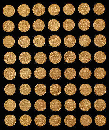 Collection of 56 Umayyad dinars from AH 77 to 132 (696-750). Of particular note is the extremely rare dinar of Abd al-Malik from the year AH 77. This is quite arguably the finest issue of this historical series, which is of great religious-historical significance. Estimate: 400,000 CHF. Hammer Price: 1,300,000 CHF.