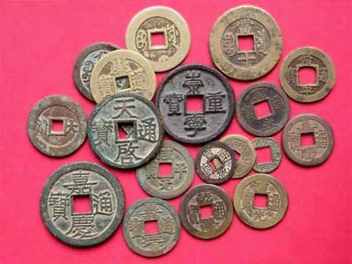 Coins of China (Song through Qing dynasties), Japan and Korea. Source: Shizhao / http://creativecommons.org/licenses/by-sa/3.0/deed.en.