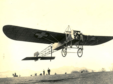 Oskar Bider starting his flight across the Alps in 1913. Source: Wikipedia.