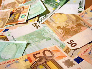 50 and 100 euro banknotes. Source: Friedrich Kromberg / Wikipedia.
