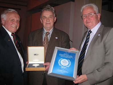 The ceremony of handing over the prize (r. to l.): Henning Goehrum (president World Money Fair), Prof. Walther Tröger (IOC honorary member) and Albert M. Beck (honorary president World Money Fair)