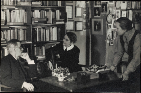 James Joyce discussing with Sylvia Beach who published Ulysses first and Adrienne Monnier at Shakespeare & Co. in Paris in 1920. Source: Beinecke Rare Book & Manuscript Library, Yale University / Wikipedia.