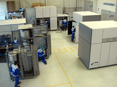 A view of the production hall at H2O where Vacudest machines in various sizes and production phases stand side by side.