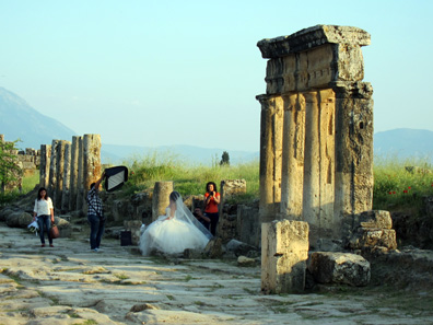 Professional photo session in the middle of the ruins. Photo: KW.