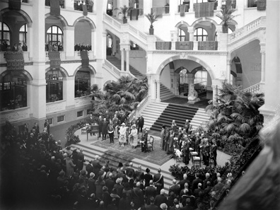 The museum's Lichthal at the opening in 1926 ... Photo: Tropenmuseum Amsterdam.