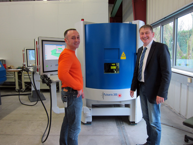 Joachim Steidel demonstrates the production capacity of the Pulsaris 300. To the left: Mr Bauer, application engineer. Photo: UK.