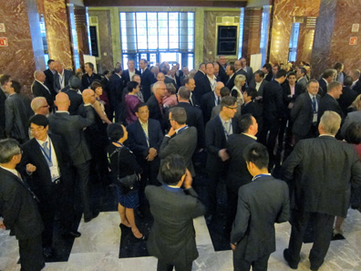 The congress participants relax on the first evening of the congress in Palacio de Bellas Artes. Photograph: UK.