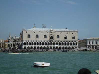 The Doge's Palace, frontal view. Photo: Moritz Werthschulte / http://creativecommons.org/licenses/by-sa/3.0/deed.