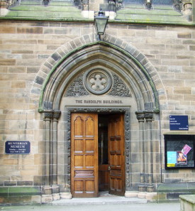 Grand entrance Main door to The Randolph Buildings and the Hunterian Museum within the main building of the University of Glasgow. Photo: Thomas Nugent /https://creativecommons.org/licenses/by-sa/2.0/deed.en